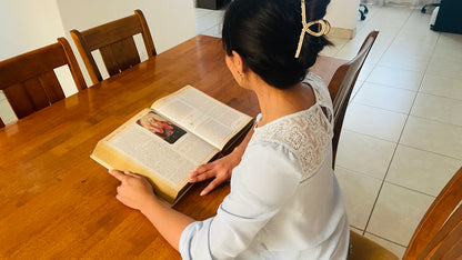 Sagrada Biblia Dorada — Edición Latinoamericana 🌸 Regalo Día de Madres