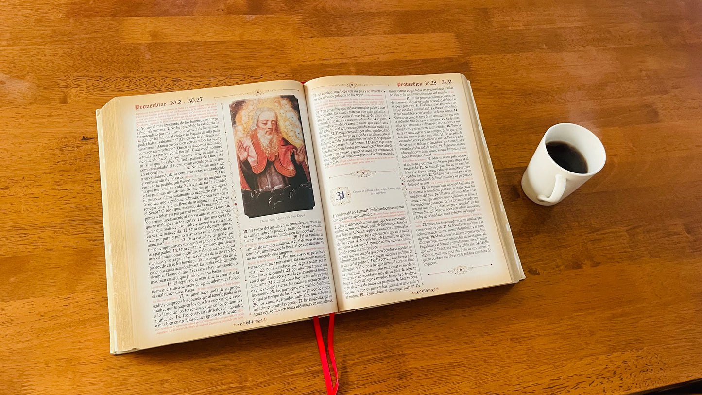 Sagrada Biblia Dorada — Edición Latinoamericana 🌸 Regalo Día de Madres