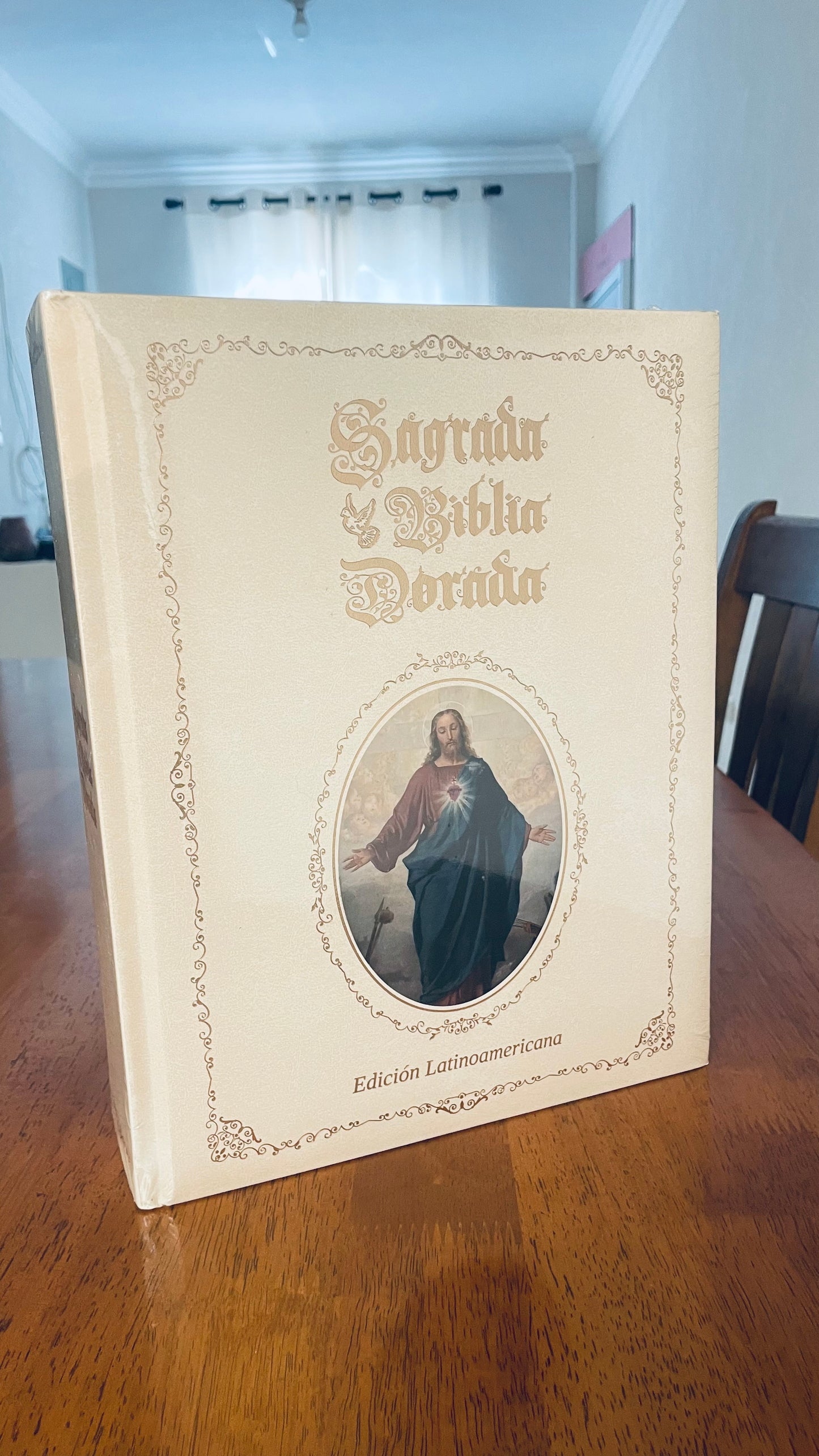 Sagrada Biblia Dorada — Edición Latinoamericana 🌸 Regalo Día de Madres